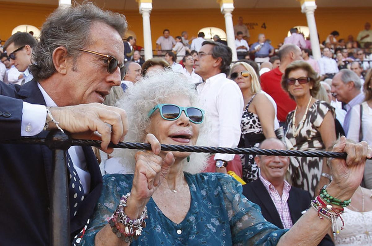 La duquesa de Alba y su entonces prometido, Alfonso Díez, durante la corrida de la Feria de San Miguel en Sevilla.