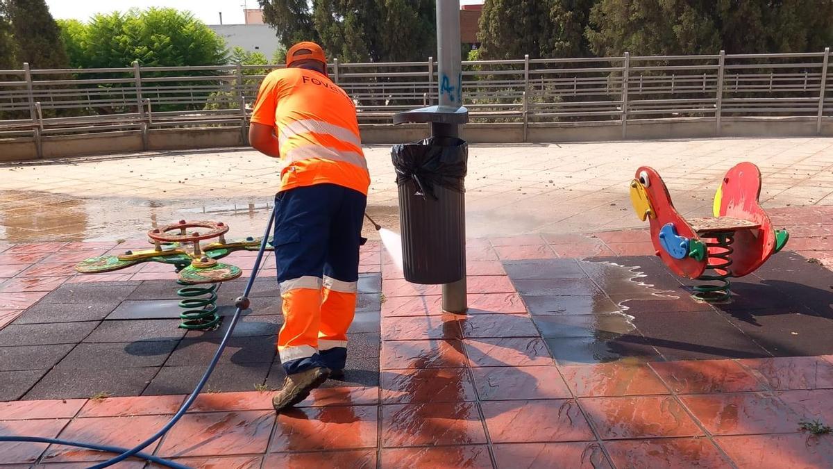 Un operario de la empresa de limpieza fumiga en un parque infantil de la Vall.