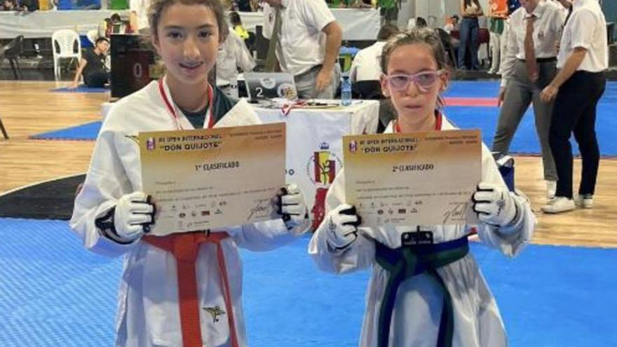 Dos de las taekwondistas zamoranas posan con sus diplomas. | Cedida