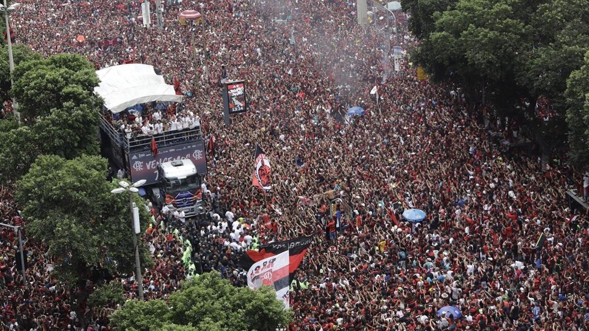 El desfile triunfal del Flamengo por las calles de Río de Janeiro como campeón de la Libertadores.