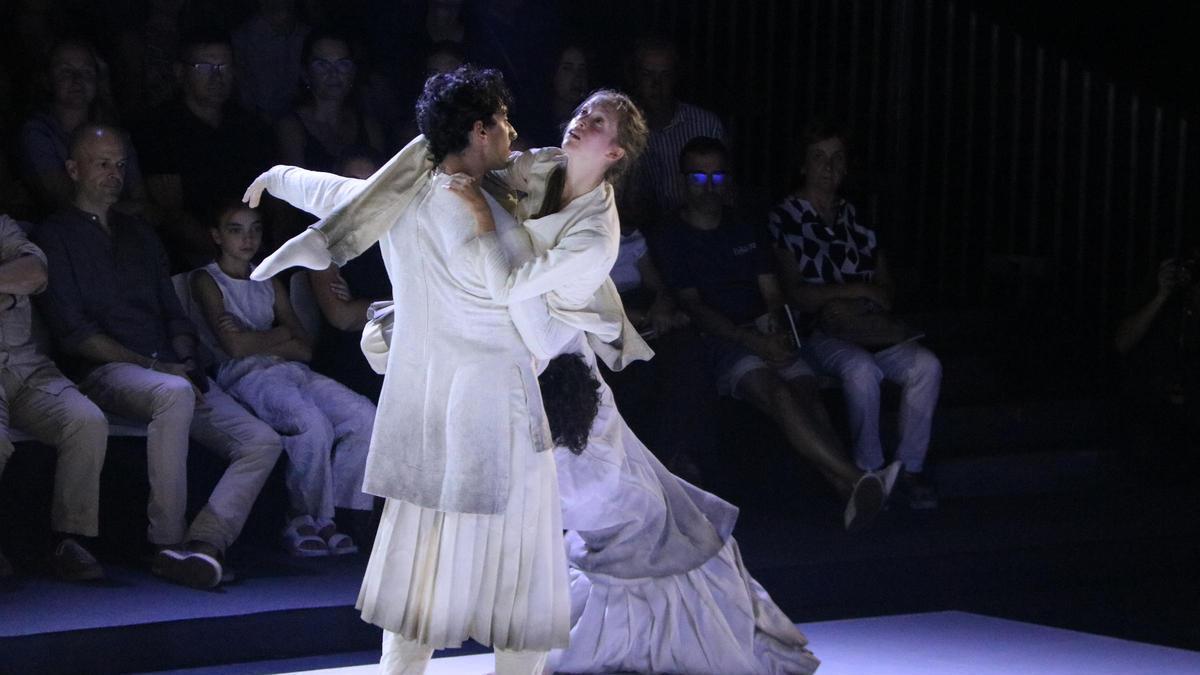 Dos ballarins de l'espectacle NIU