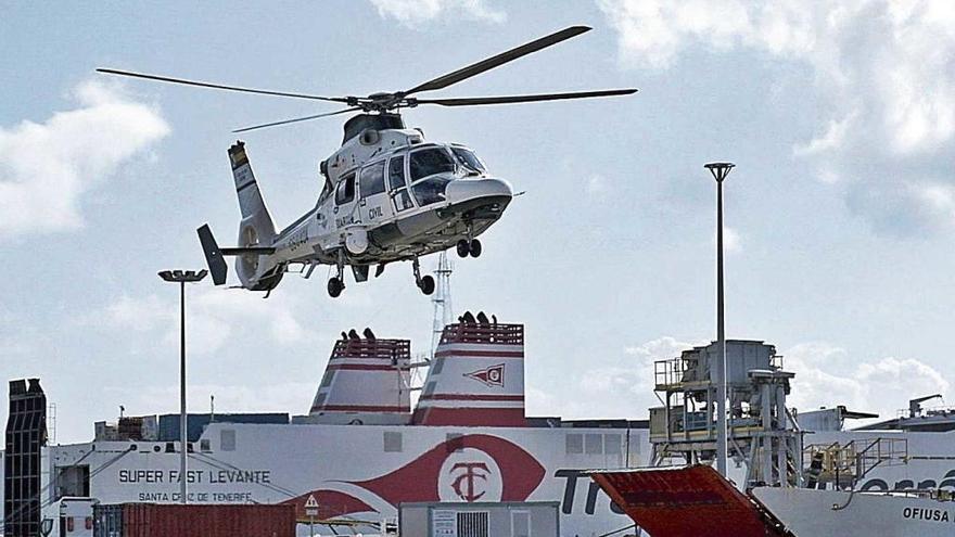 El sofisticado helicÃ³ptero Dauphin que ha reforzado el operativo de bÃºsqueda, ayer, en el puerto de Eivissa.