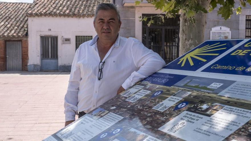 Santiago Lorenzo frente al Ayuntamiento de Villaralbo.