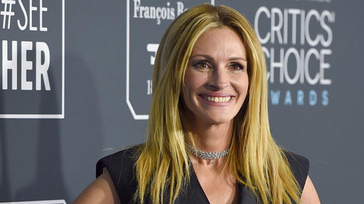 Julia Roberts con melena lisa y look tuxedo en los Critic's Choice Awards