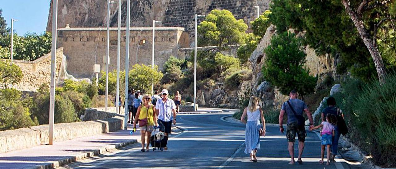 Turistas suben y bajan a pie del Castillo de Santa Bárbara. | JOSE NAVARRO