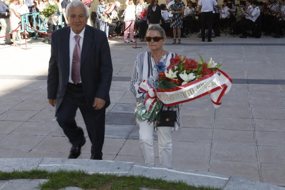 Ofrenda floral a Jovellanos en Gijón