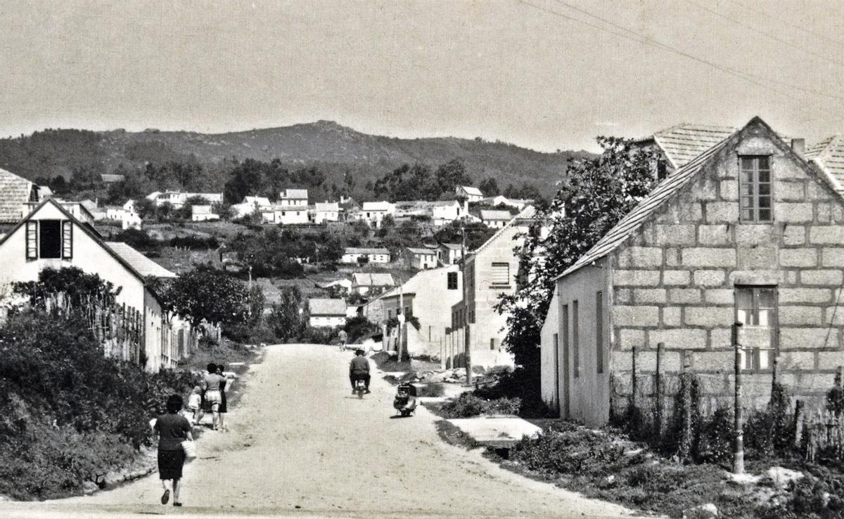 A estrada de Marín ao Con ao seu paso polo Portal do Almacén, nos anos 50 do pasado século. | ARQUIVO NÓS