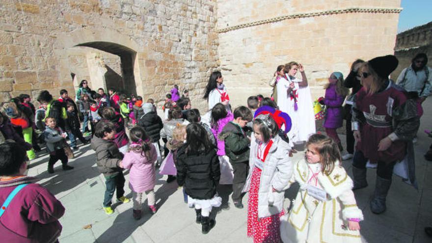 El grupo posa en un momento de la visita a la fortaleza zamorana.