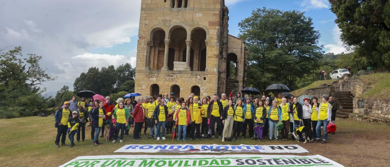 Los participantes de la jira, ayer, delante de Santa María del Naranco. | Irma Collín