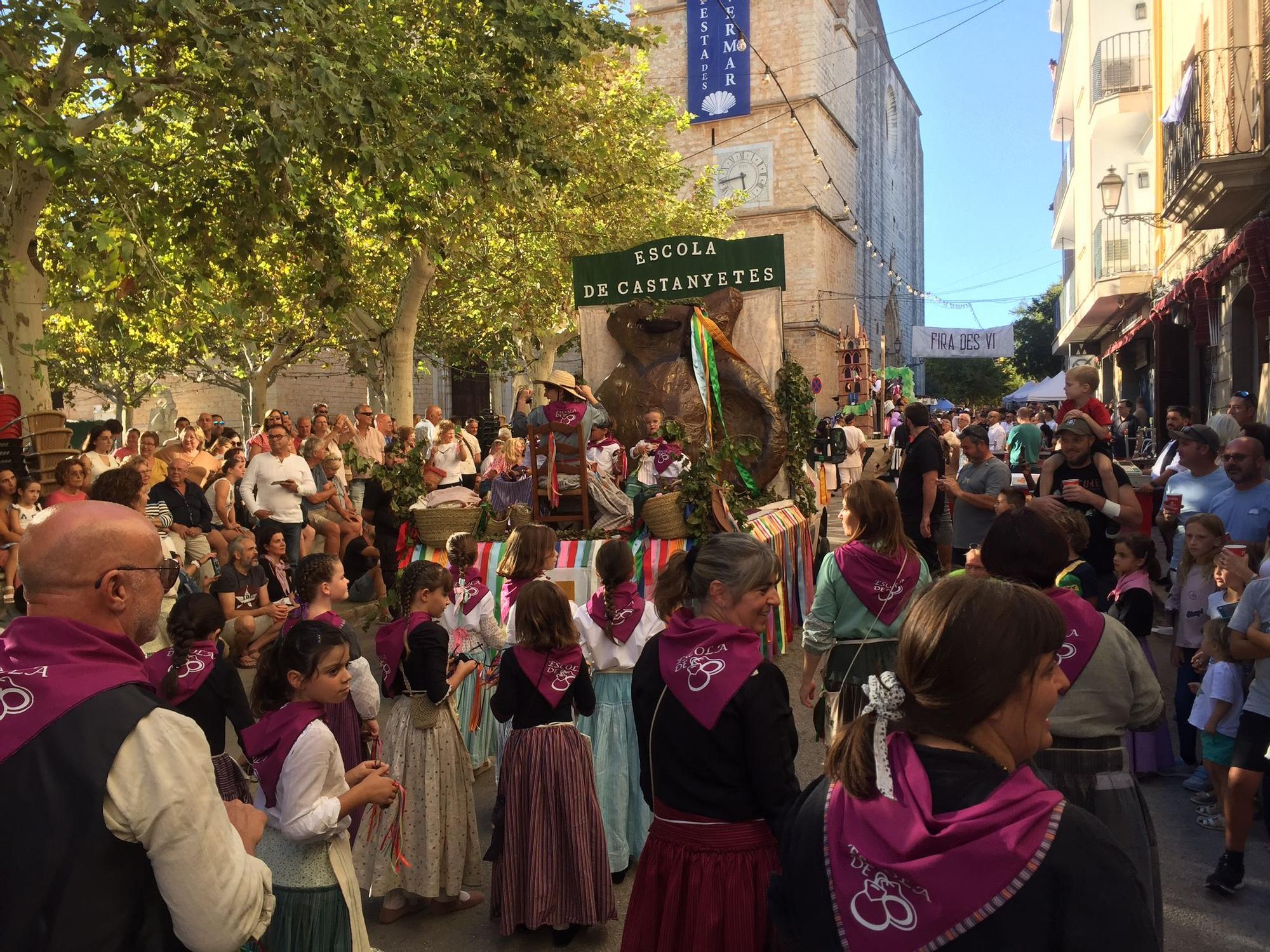 FOTOS | Binissalem asiste al desfile de más de setenta carrozas vinícolas