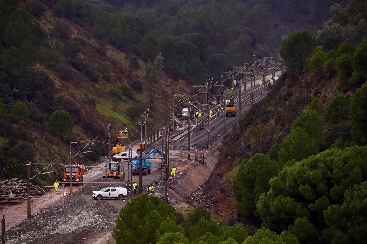 Adif repara el tramo dañado de la vía en Adamuz