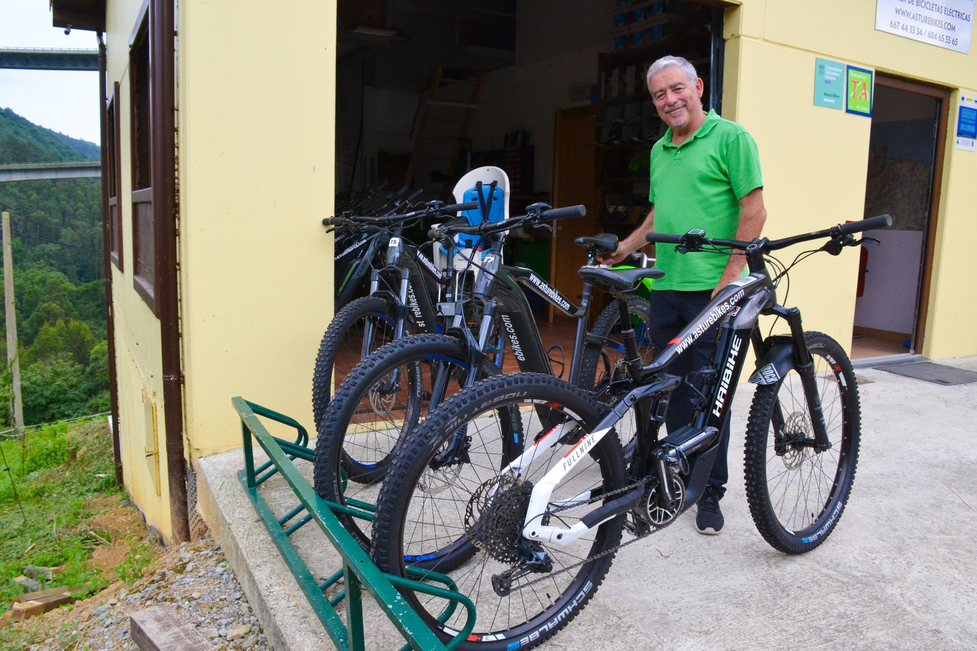 José Santiago Bernardo Albuerne, con otras de sus bicicletas eléctricas, en Lamuño.