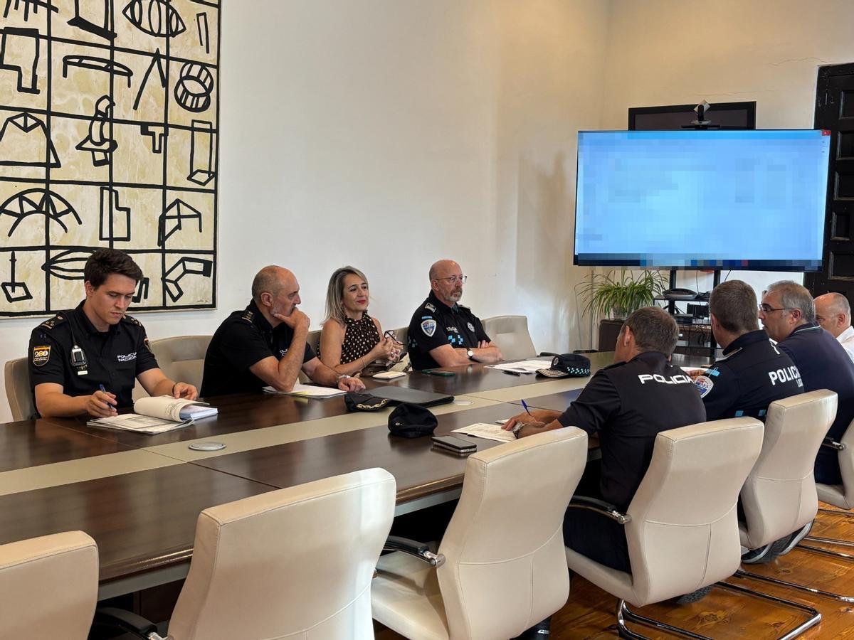 En la reunión han participado agentes de la Policía Local, Policía Nacional y representantes de los diferentes servicios de emergencia de Toledo