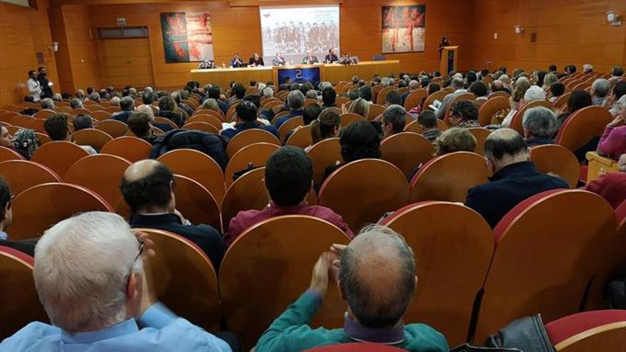 Joaquín González presenta un libro sobre los 94 años de historia del Extremadura