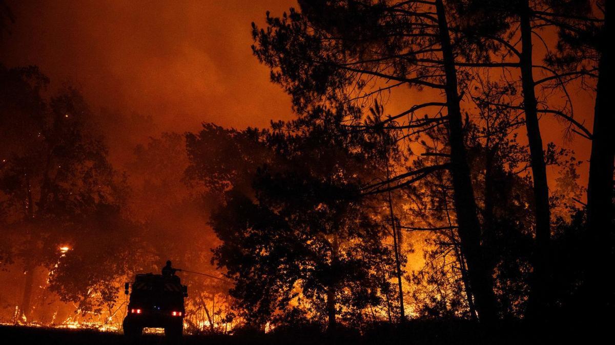 Un camió de bombers en l’incendi a prop de Lege-Cap-Ferret, al sud-oest de França, ahir. | JULIEN DE ROSA / AFP