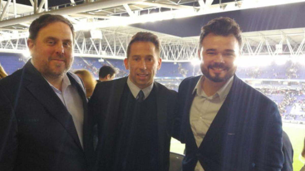 Gabirel Rufián posa con Oriol Junqueras (izquierda) y Tamudo (centro), tras el partido Espanyol-Las Palmas.