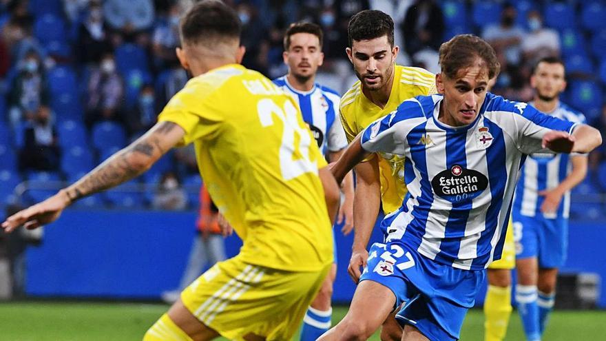 Noel López encara a un futbolista del Badajoz en el estadio de Riazor. |  // CARLOS PARDELLAS