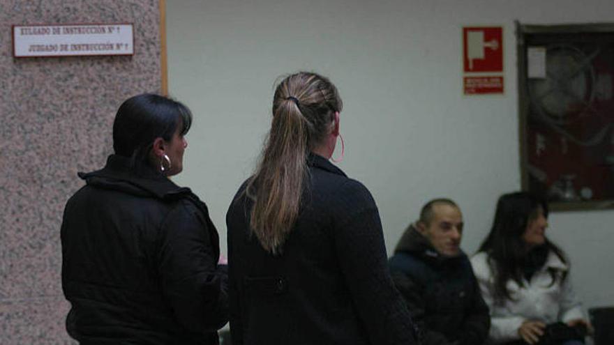 Una testigo entra en el Juzgado de Instrucción número 7 para prestar declaración. / eduardo vicente