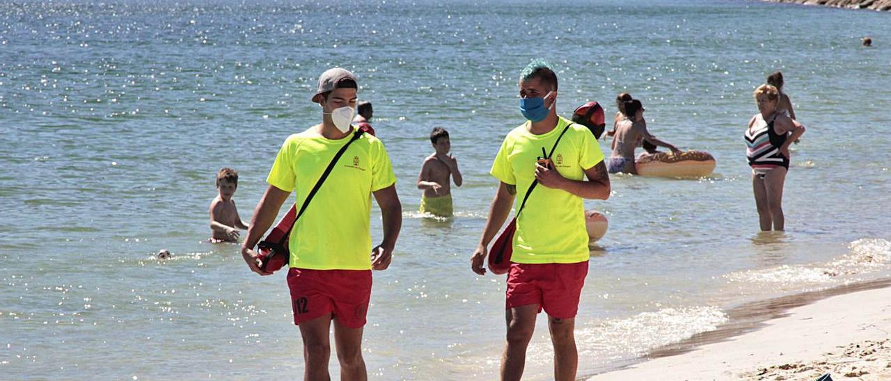 Socorristas, el verano pasado, en la playa de Rodeira, en Cangas. |   // G.N.