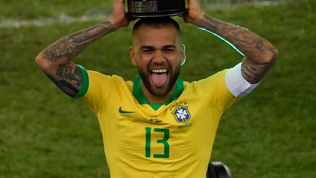 El show de Dani Alves a su llegada a Tokyo: De azafato