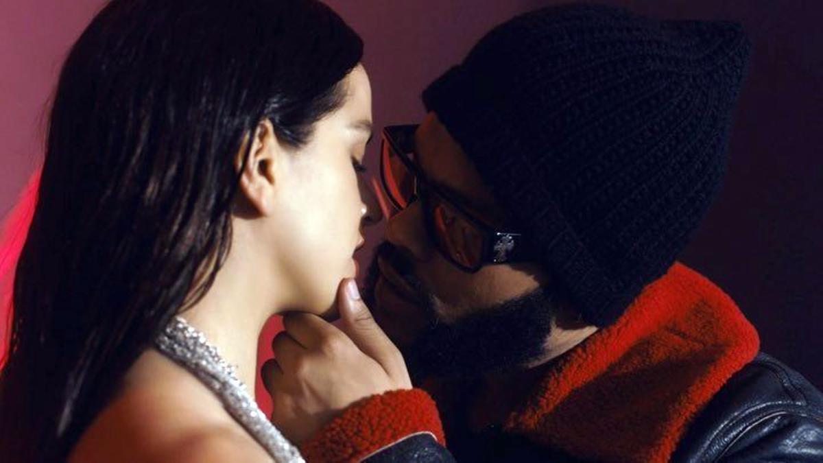Rosalía y The Weeknd se besan en el vídeo de 'La fama'