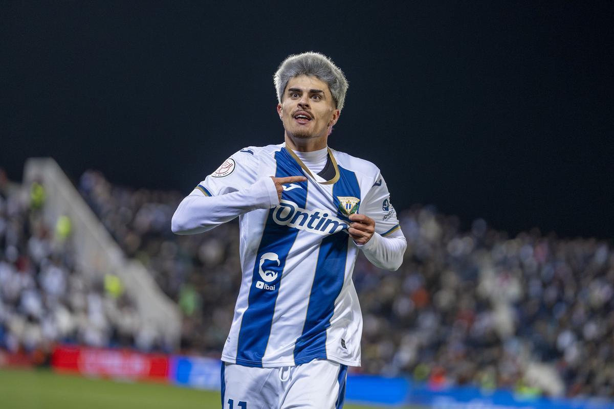 Juan Cruz celebrando un gol con el CD Leganés.
