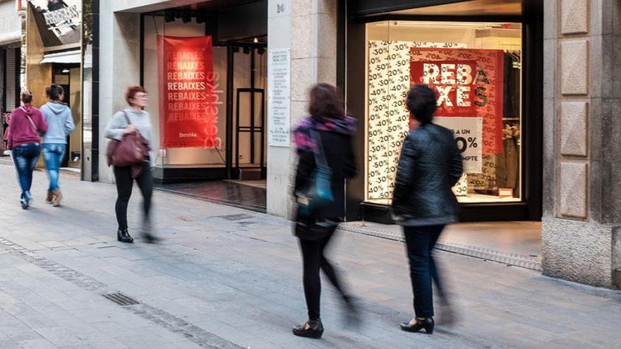 Les rebaixes anunciades als aparadors de Figueres.