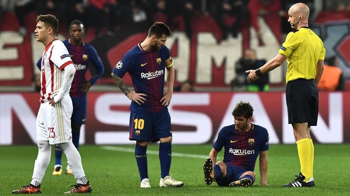 Sergi Roberto yace en el suelo en presencia de Messi y el árbitro inglés Taylor antes del descanso.