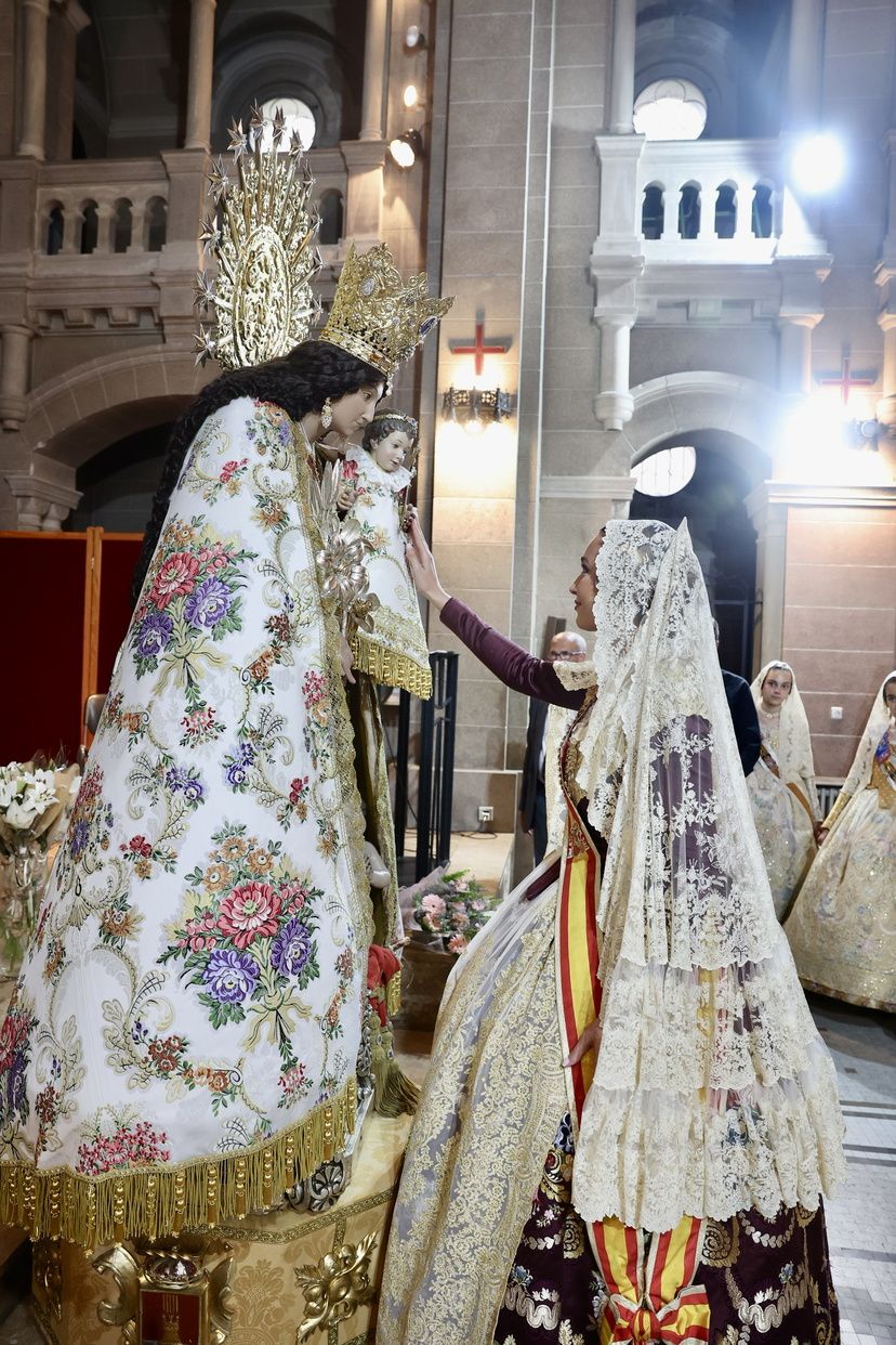 Así ha sido el Besamanos de las falleras mayores y cortes de honor 2025