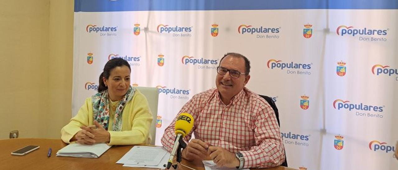 Eli Medina y Ángel Valadés, en rueda de prensa.