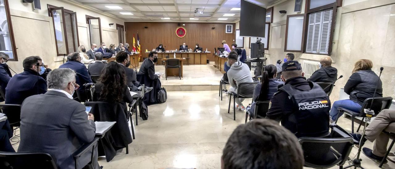 Abogados y acusados, en una de las salas donde se celebra el juicio.