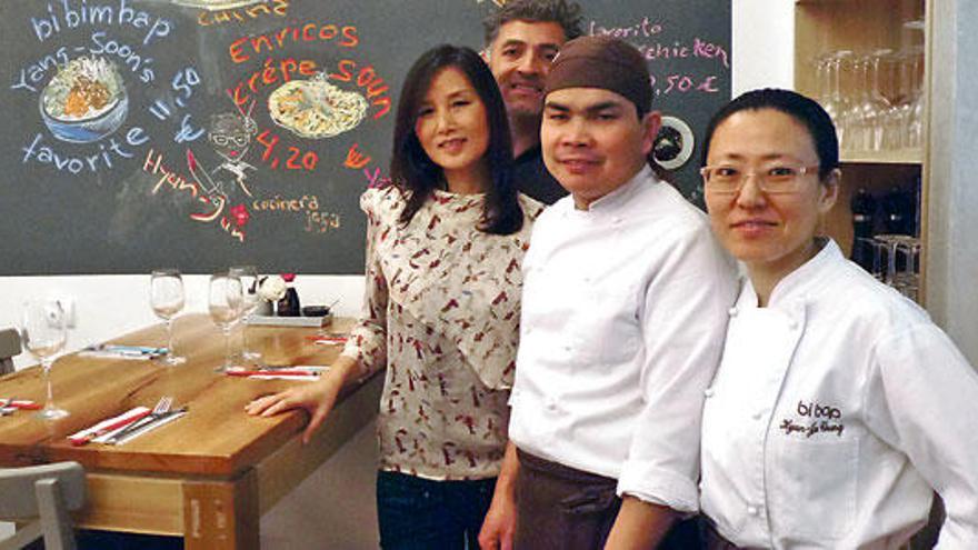 Yang Soon Kang y Andrés Serra cuentan con la chef Hyun Chong y el cocinero Enrico Nunag.