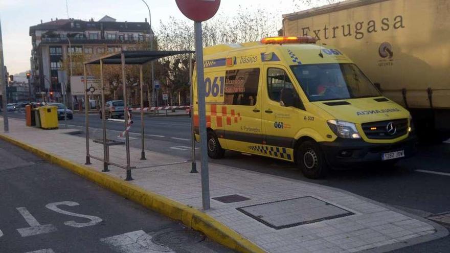 Una peatón resultó herida al pasar por la marquesina rota de avenida Rosalía de Castro. // Noé Parga