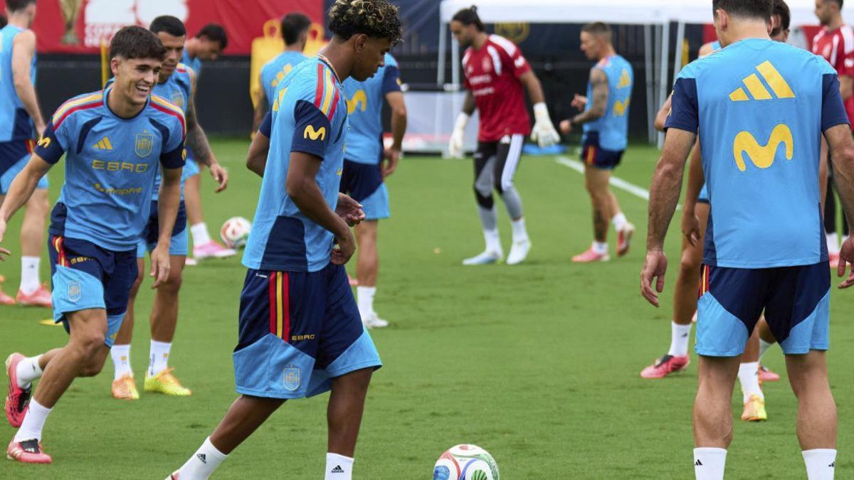 Lamine Yamal i Cubarsí, durant l’entrenament de la selecció espanyola de dissabte. | CHARLOTTE WILSON / GETTY IMAGES / AFP