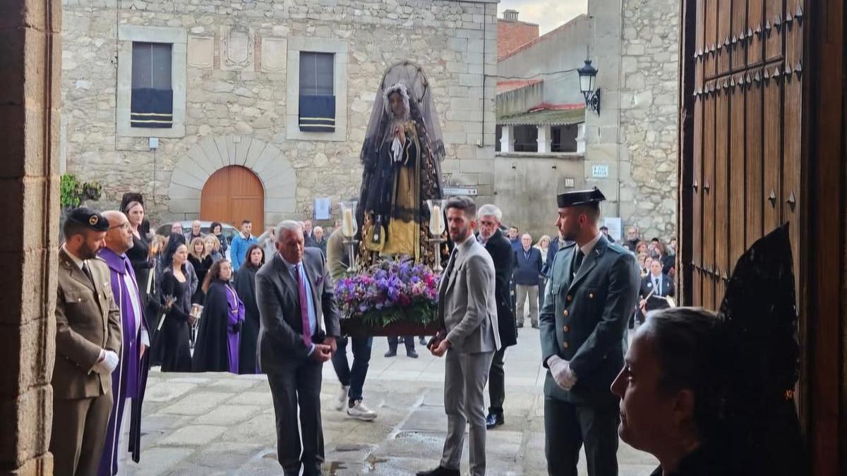 Virgen de los Dolores de Zarza la Mayor.