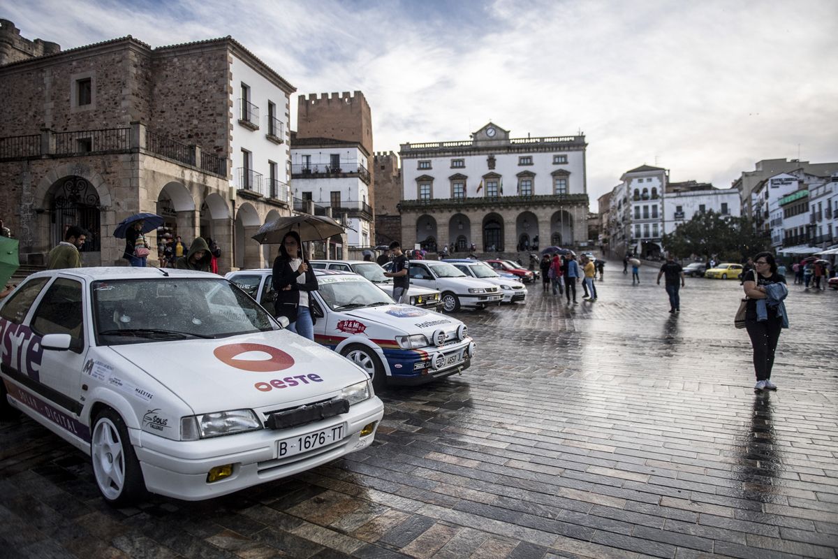 Fotogalería | La lluvía no ensombrece el rally de coches clásicos en la plaza Mayor de Cáceres