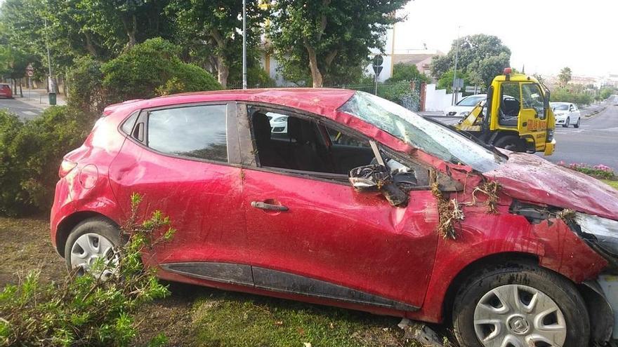 Resulta ileso en un aparatoso accidente en la rotonda de la Arruzafa