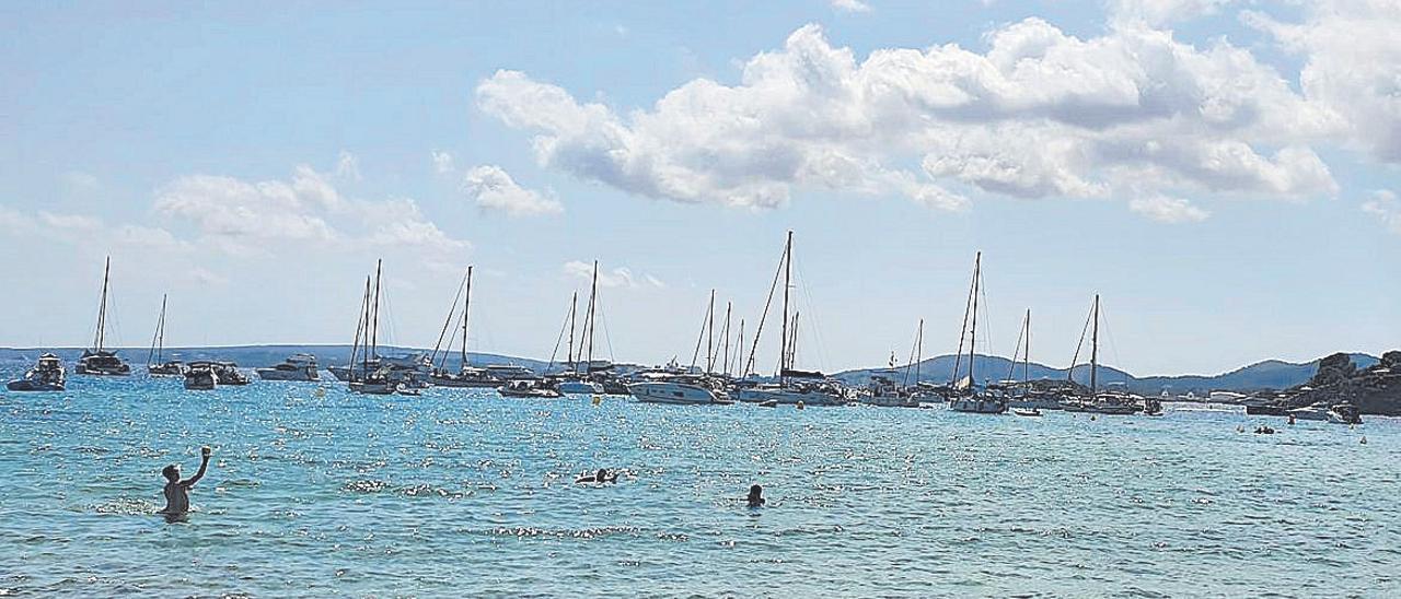 No es una invasión pirata, o tal vez sí. El urbanismo marino de los yates bloquea el disfrute del paisaje en Illetes.