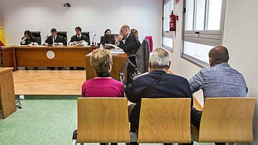 Los tres acusados, ayer de espaldas en el banquillo al inicio del juicio en la Audiencia de Alicante.