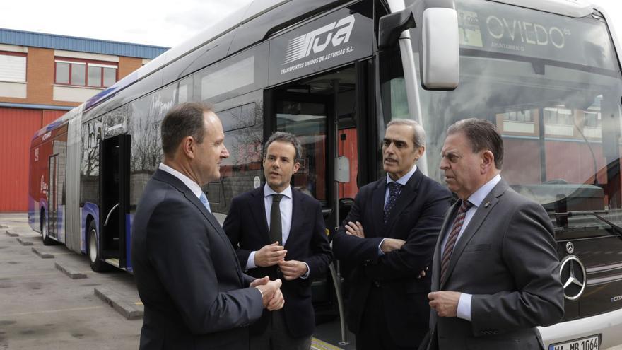 Por la izquierda, Benigno Runza (gerente de TUA), Nacho Cuesta, Jacobo Cosmen y Alfredo Canteli, ayer, charlando junto al nuevo autobús. | F. Rodríguez