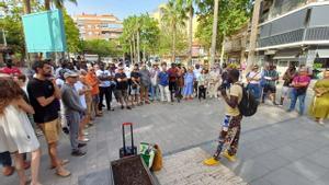 Concentración de miembros y simpatizantes con el colectivo Top Manta en Castelldefels.