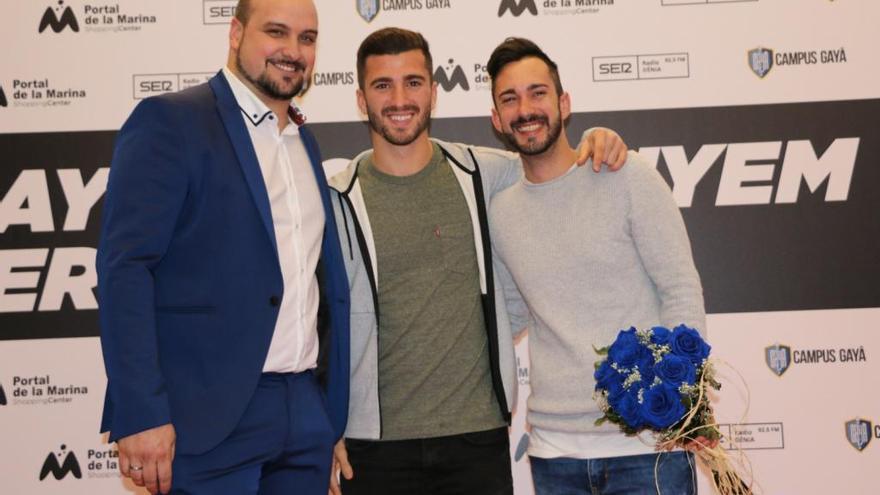 Un joven pide matrimonio a su novio durante un acto solidario con el futbolista Gayà