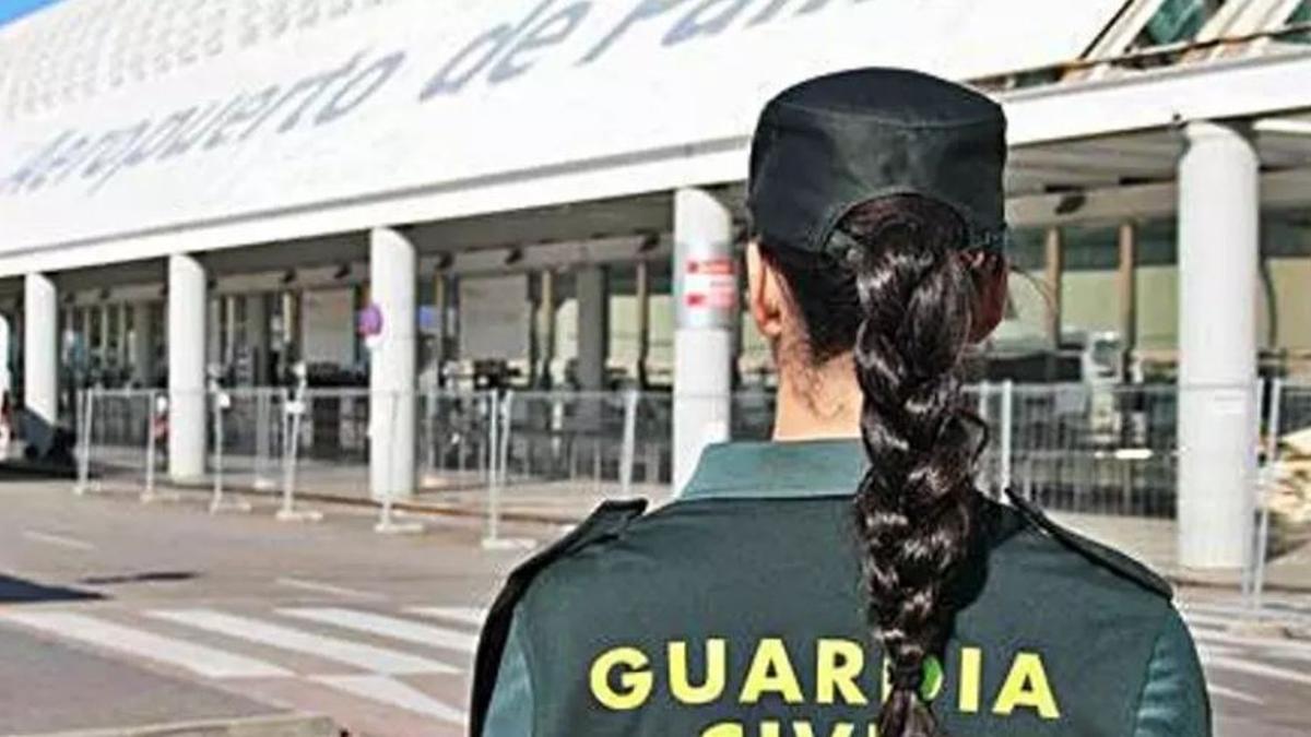 Una Guardia Civil en el aeropuerto