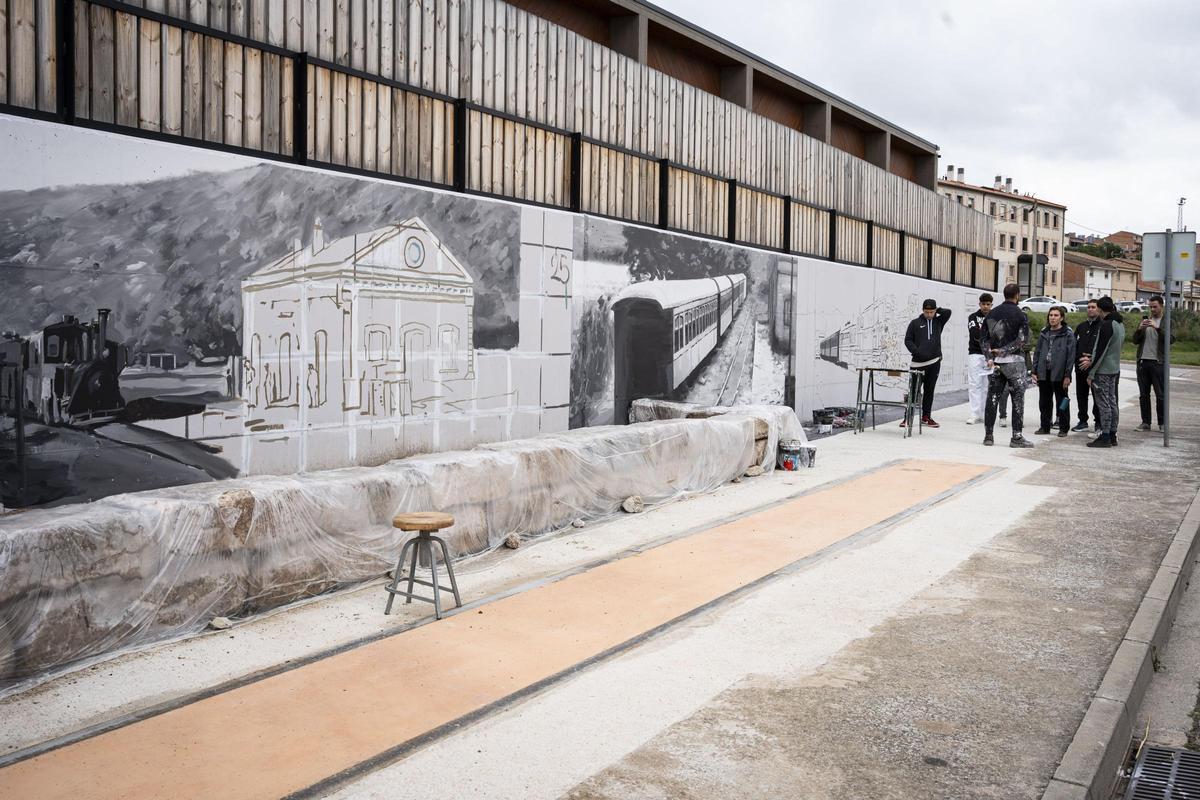 Com és el nou mural de 47 metres dedicat a la història ferroviària de Balsareny? Com és el nou mural de 47 metres dedicat a la història ferroviària de Balsareny?