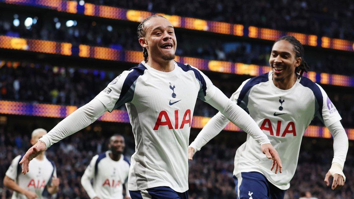 Xavi Simons en un encuentro de la Premier League