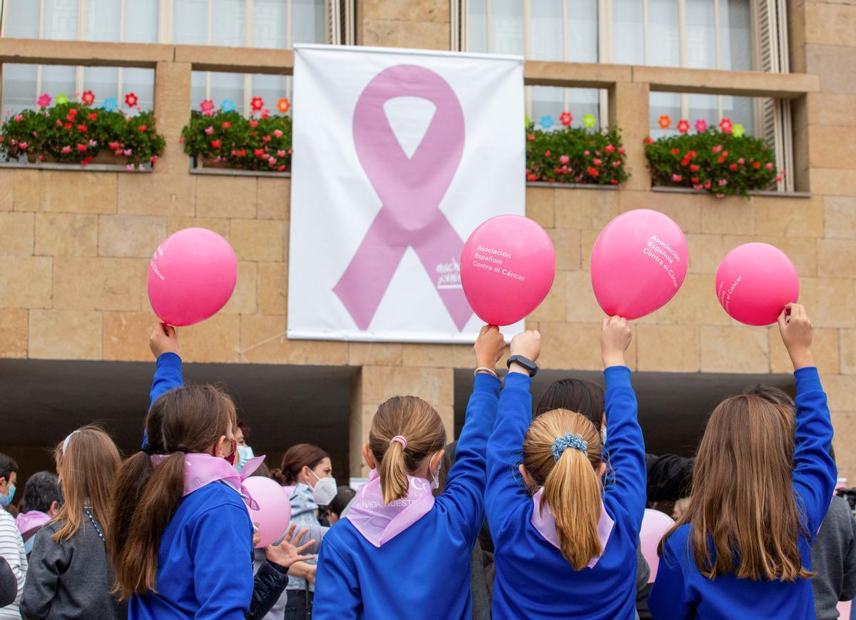 Varias niñas participan en un acto para conmemorar el Día Mundial contra el Cáncer de Mama en la plaza del Ayuntamiento de Logroño