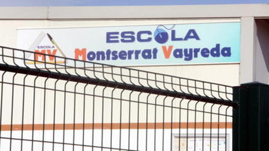 La façana de l&#039;escola Montserrat Vayreda de Roses, on estudien els fills del demandant.