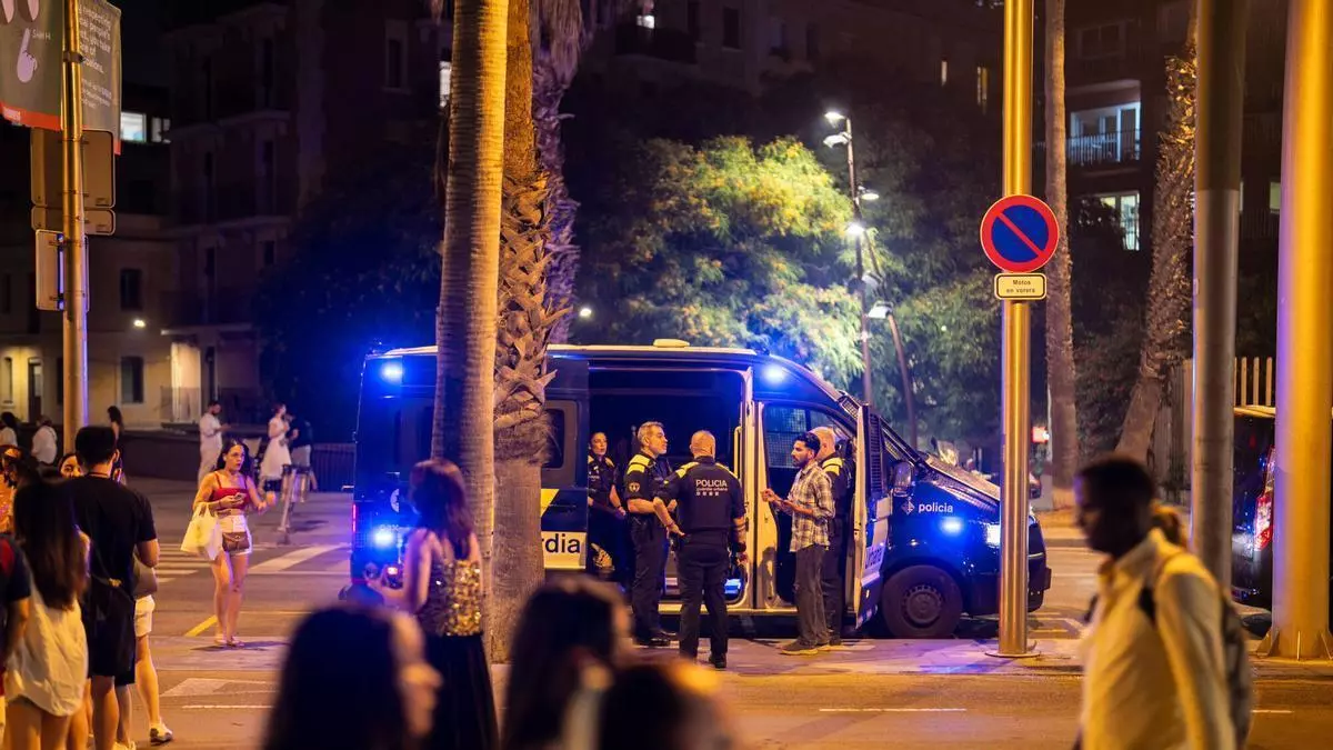 Once detenidos y una pelea con machetes en la playa de la Mar Bella es el balance de una verbena de Sant Joan "intensa pero relativamente tranquila"