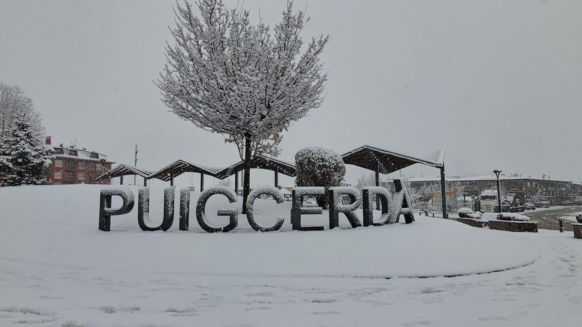 La rotonda d'entrada a Puigcerdà aquest dilluns a primera hora del matí