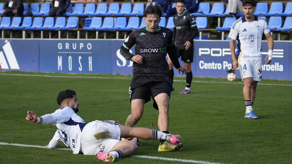 Aitor Puñal realiza una entrada en el borde del área sobre el jugador del Alcoyano, De Palmas.